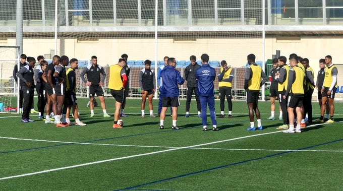 Miguel de la Fuente se dirige a sus jugadores en el último entrenamiento