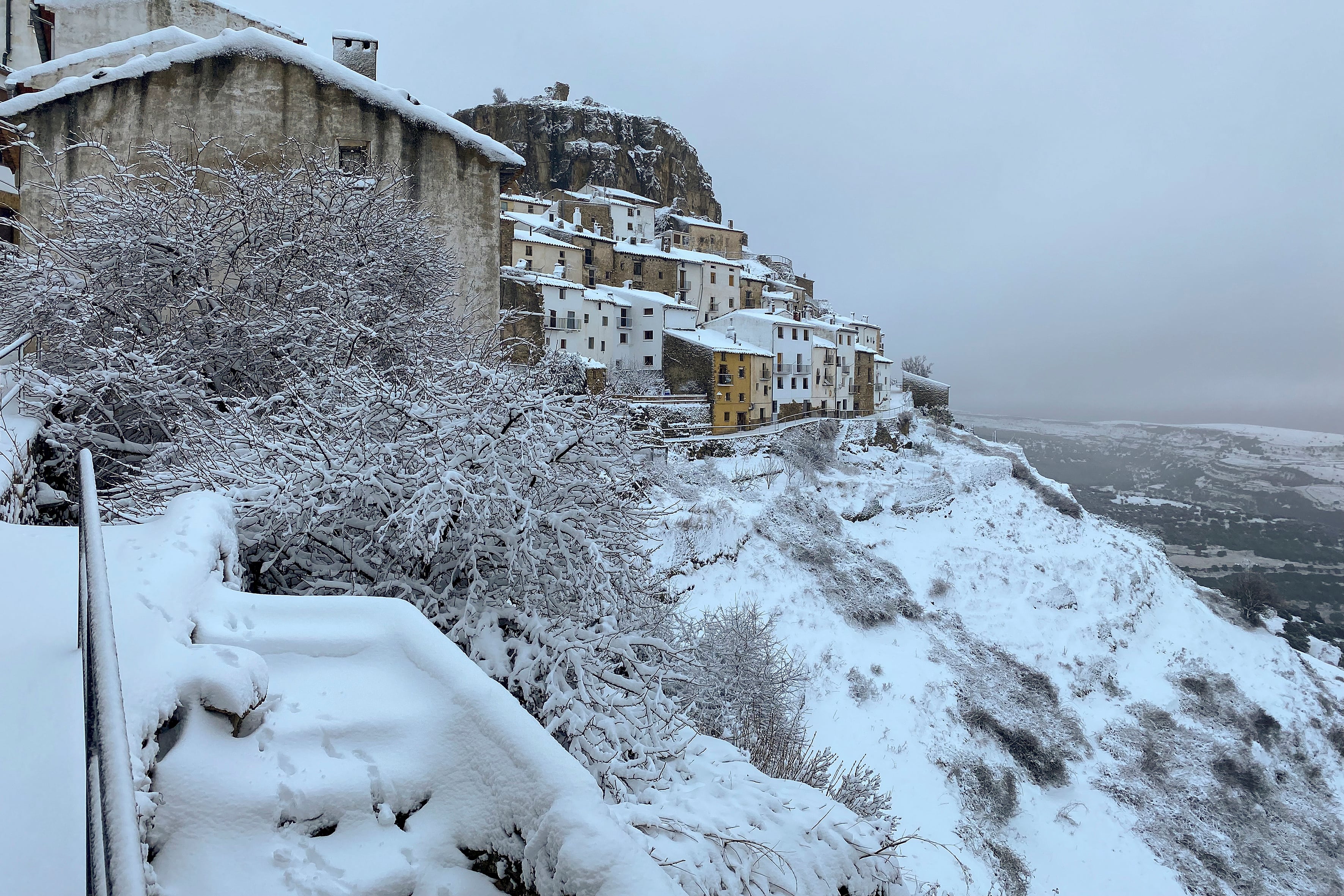 GRAFCVA1284. ARES DEL MAESTRE (CASTELLÓN), 08/02/2023.- Vista general de la localidad Castellonense de Ares donde ha nevado durante toda la noche dejando una gruesa capa de nieve en las comarcas del norte de la Comunidad Valencia. EFE/Doménech Castelló
