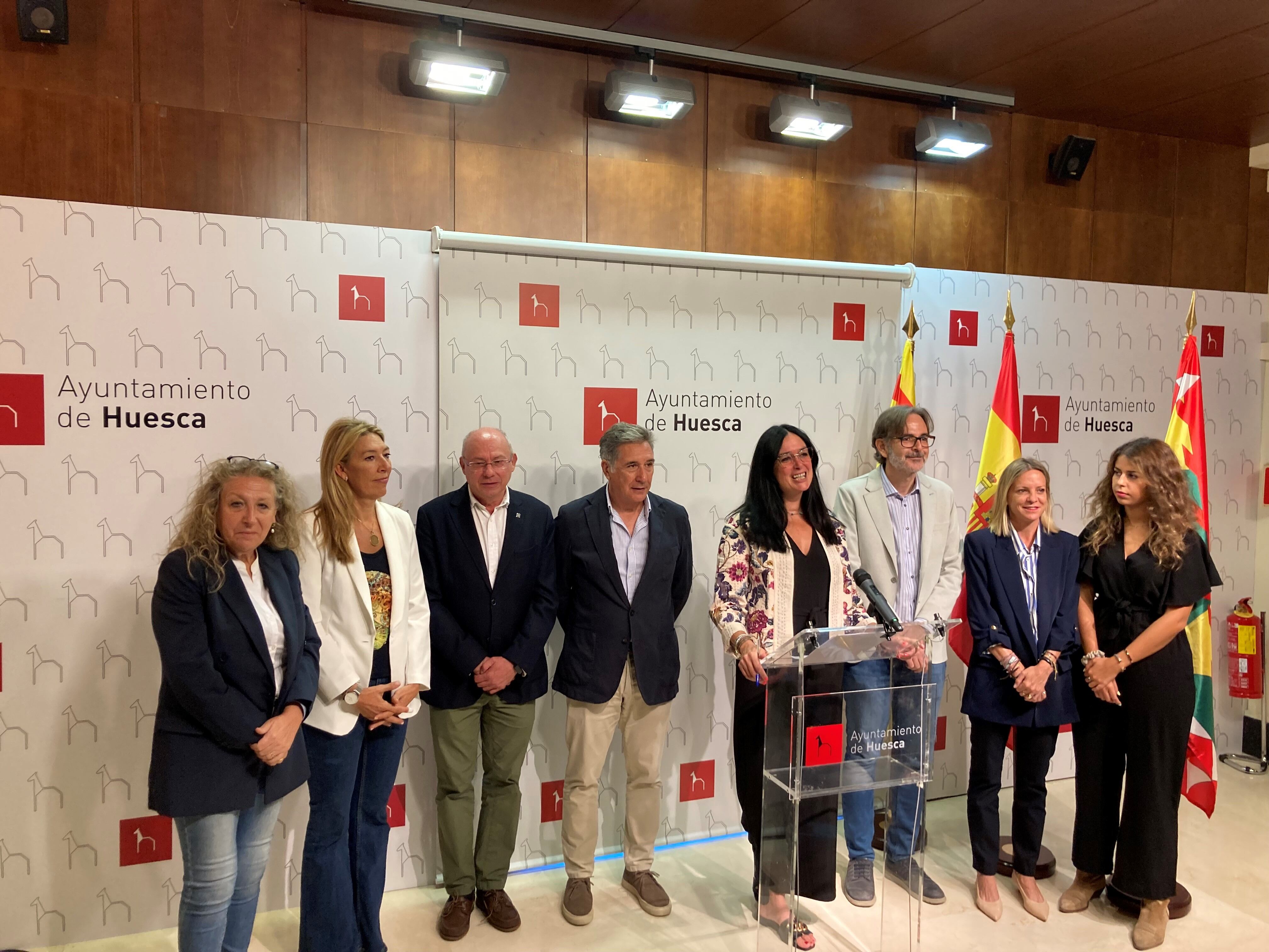 Lorena Orduna junto a miembros de su equipo en rueda de prensa