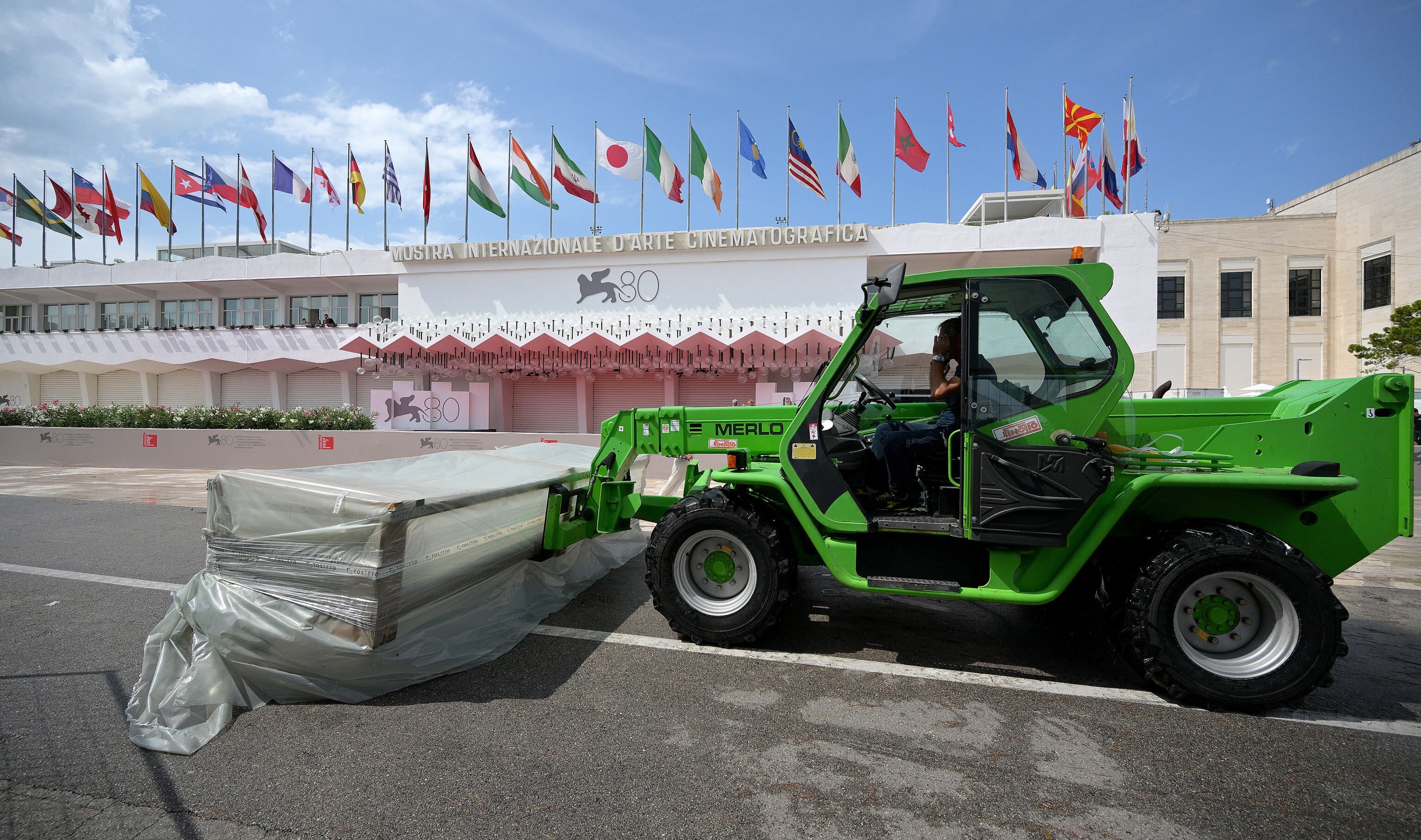 Venice (Italy), 28/08/2023.- Preparations are underway outside the cinema palace ahead of the annual Venice Film Festival, on the island of Lido in Venice, Italy, 28 August 2023. The 80th Venice Film Festival runs from 30 August to 09 September 2023. (Cine, Cine, Italia, Niza, Venecia) EFE/EPA/ETTORE FERRARI
