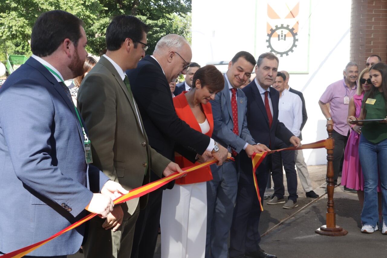 Corte cinta inaugural de FERCAM por parte de la ministra de Política Territorial Isabel Rodríguez y otras autoridades