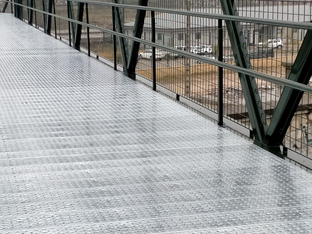 Nuevo pavimento en la pasarela de ADIF en la Estacion de Ferrocarril de Zamora