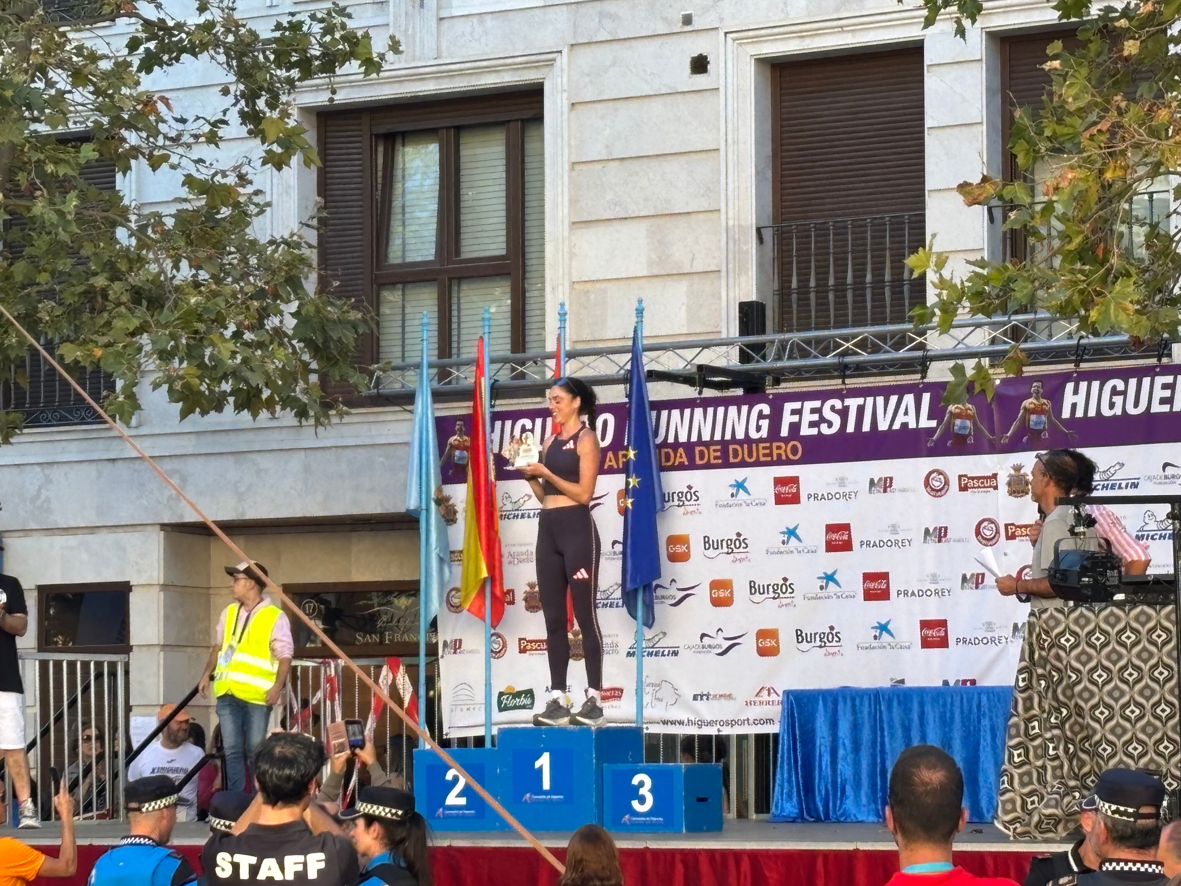 Celia Antón recoge un reconocimiento en los prolegómenos