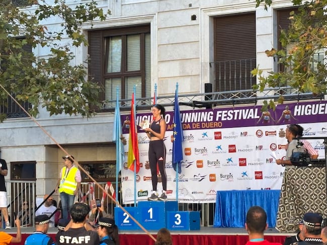 Celia Antón recoge un reconocimiento en los prolegómenos