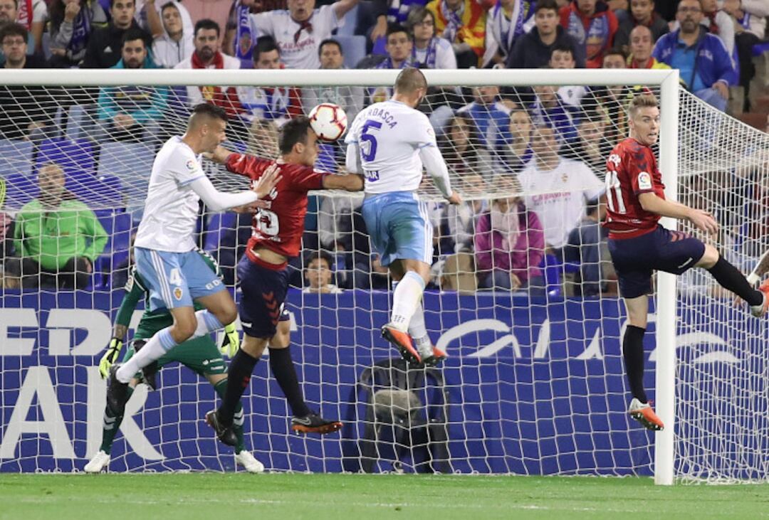 Verdasca cabecea en la jugada del único gol del Real Zaragoza