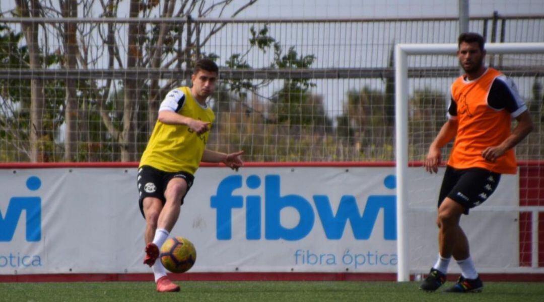 Francisco Perrini, (peto amarillo), durante un entrenamiento