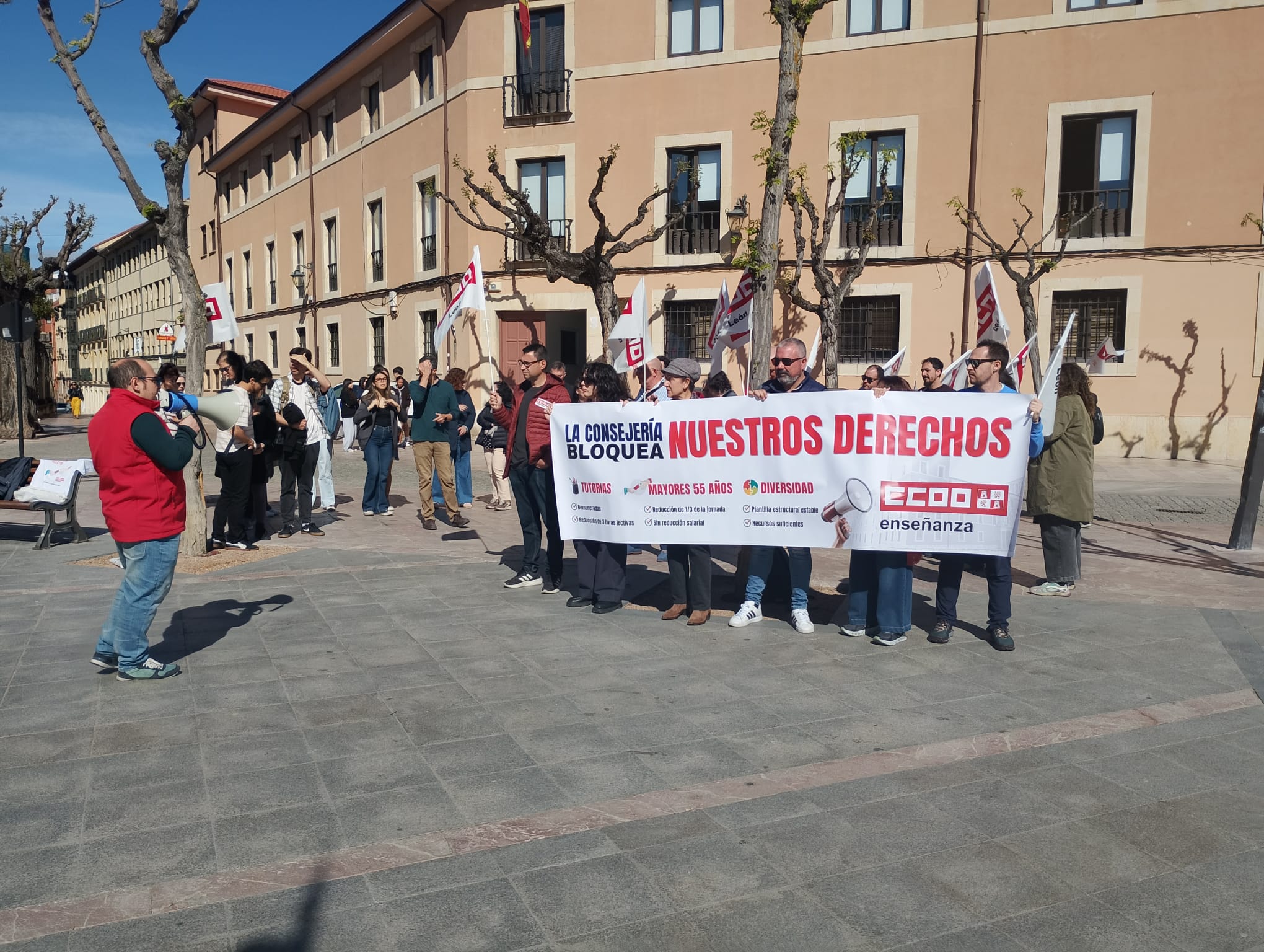 Concentración de CCOO frente al instituto Legio de León