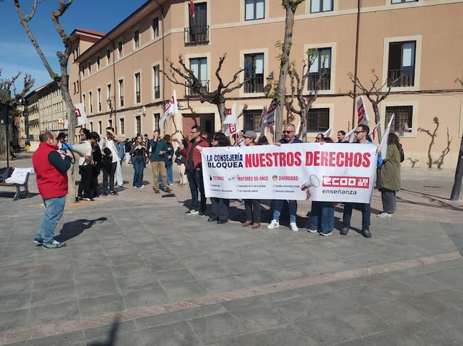 Concentración de CCOO frente al instituto Legio de León