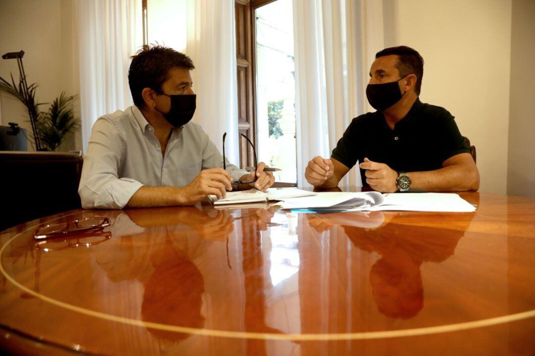 El presidente de la Diputación, Carlos Mazón (i), en una reunión en su despacho con el diputado Bernabé Cano. Foto de archivo.