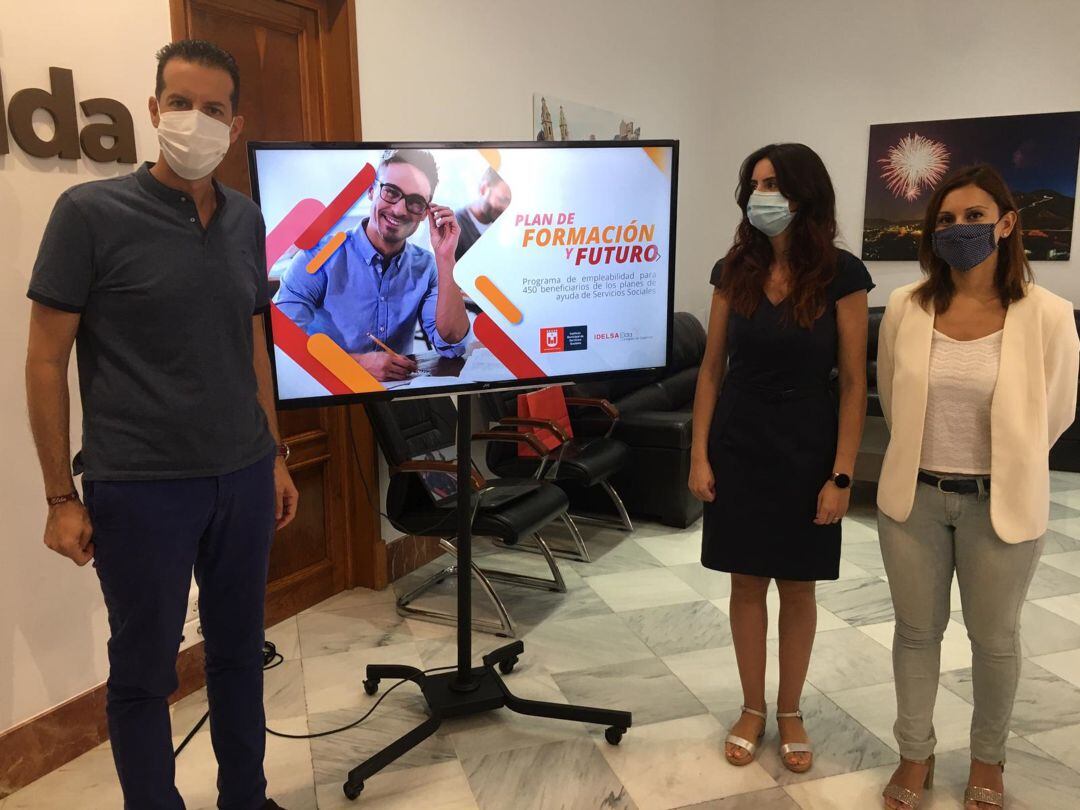 Rubén Alfaro, alcalde de Elda junto con las ediles de Bienestar Social e Insutria 