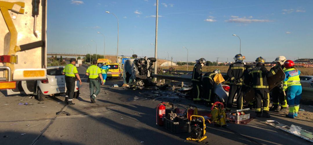 Bomberos y sanitarios actuando en la zona del accidente