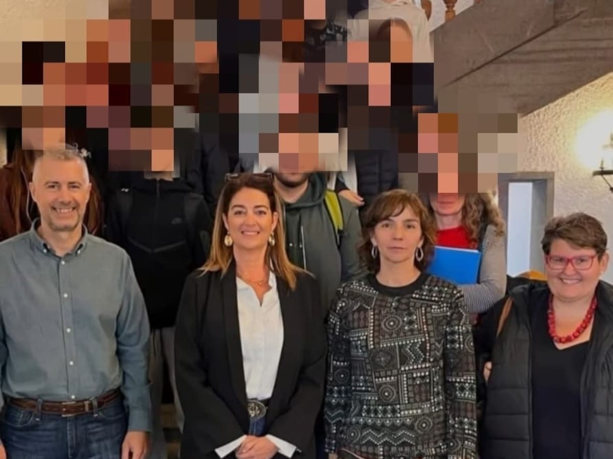 Más de un centenar de madres y padres muestran su apoyo al profesorado del IES Domingo Miral