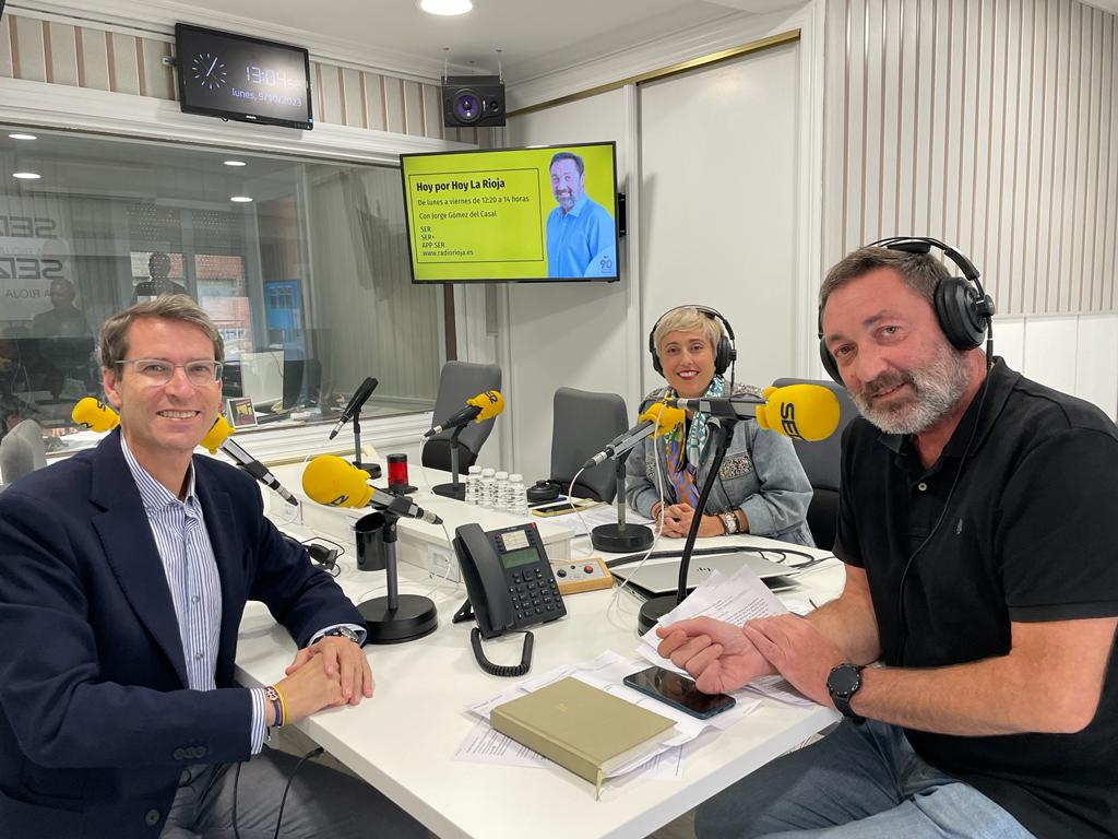 El presidente de La Rioja, Gonzalo Capellán, junto a la directora de contenidos de Cadena SER La Rioja, Ana Castellanos, y el periodista Jorge Gómez del Casal