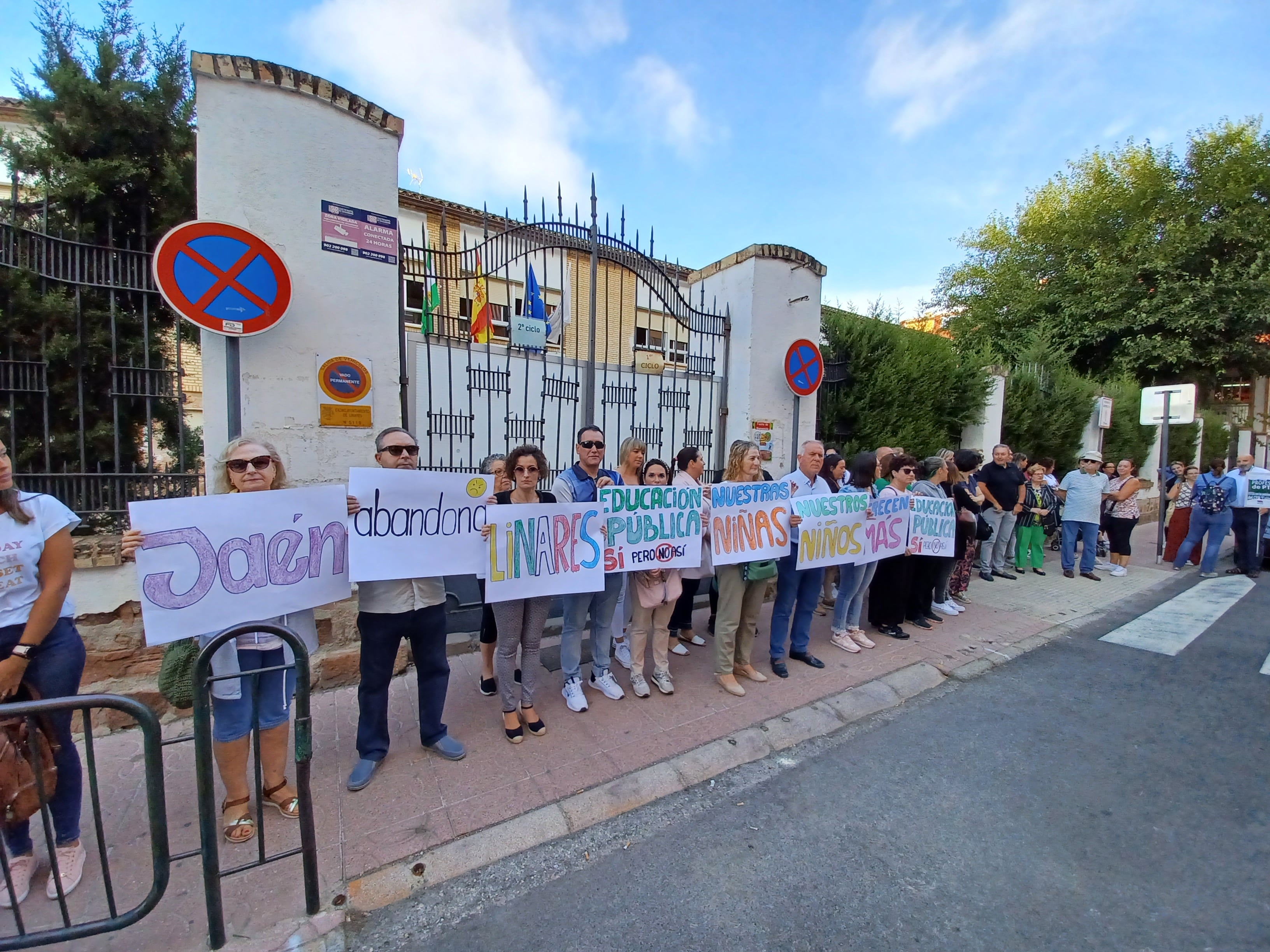 Concentración a las puertas del CEIP Colón de Linares.