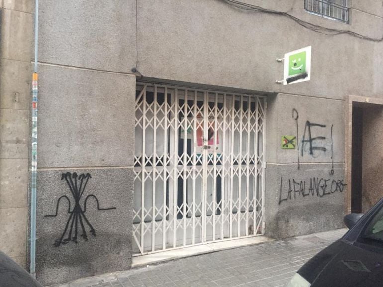 Pintadas en la sede de Compromís Elx