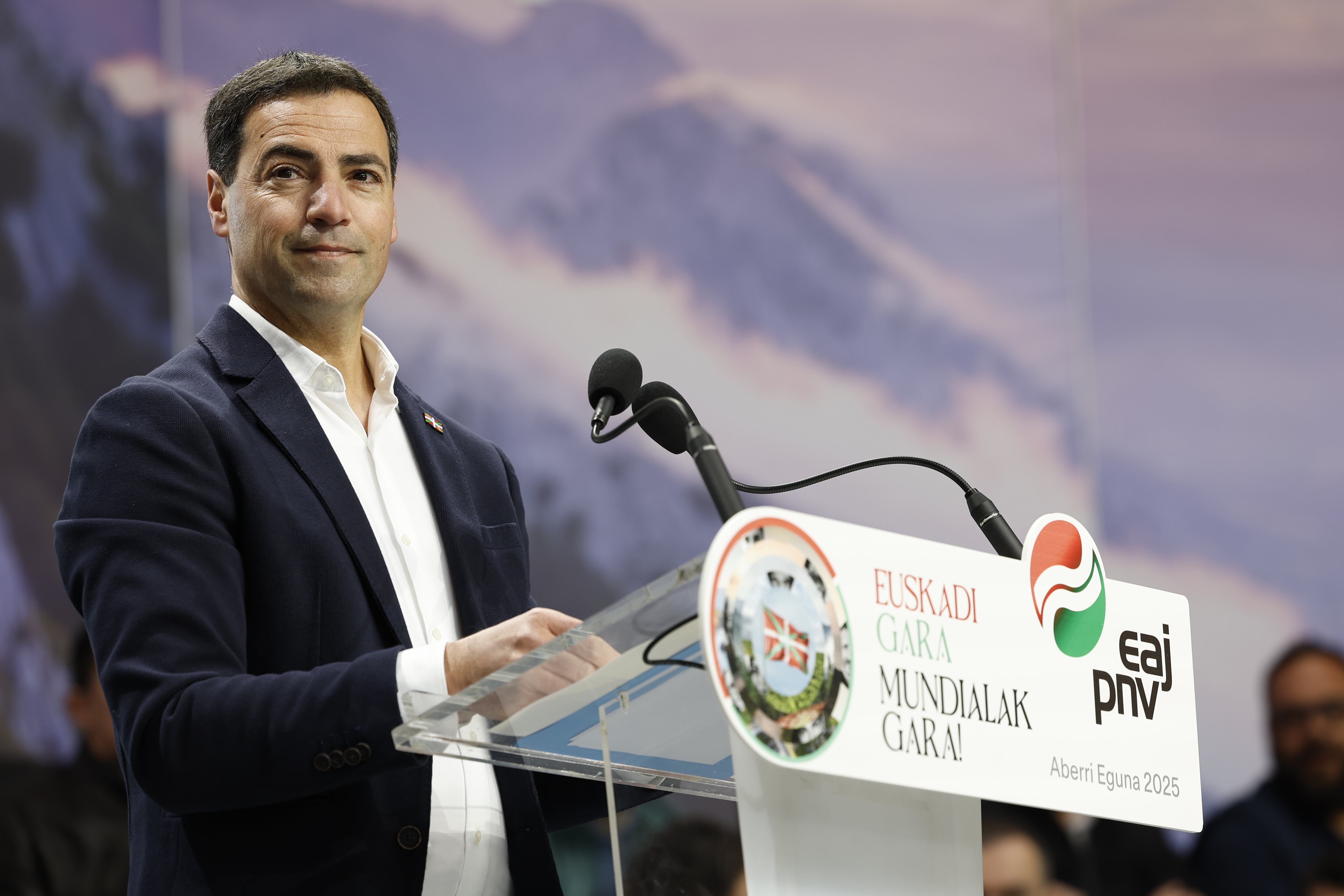 El PNV ha celebrado este domingo en Bilbao el Aberri Eguna (día de la patria vasca) con un acto político en el que han intervenido el presidente del partido, Aitor Esteban, y el lehendakari, Imanol Pradales (en la imagen). EFE/ Miguel Toña