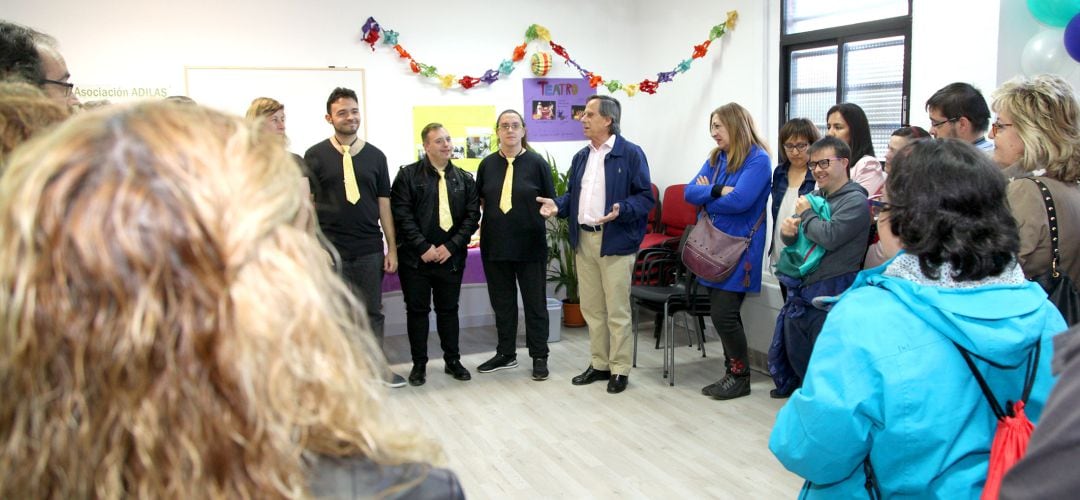 El alcalde de Alcobendas en la entrega del local municipal a ADILAS