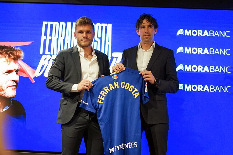 Ferran Costa llueix la samarreta del seu nou equip al costat del director esportiu Jaume Nogués