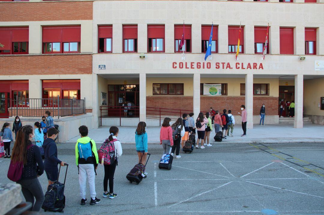 Los profesores toman la temperatura a los alumnos a la entrada del CEIP Santa Clara de Cuéllar