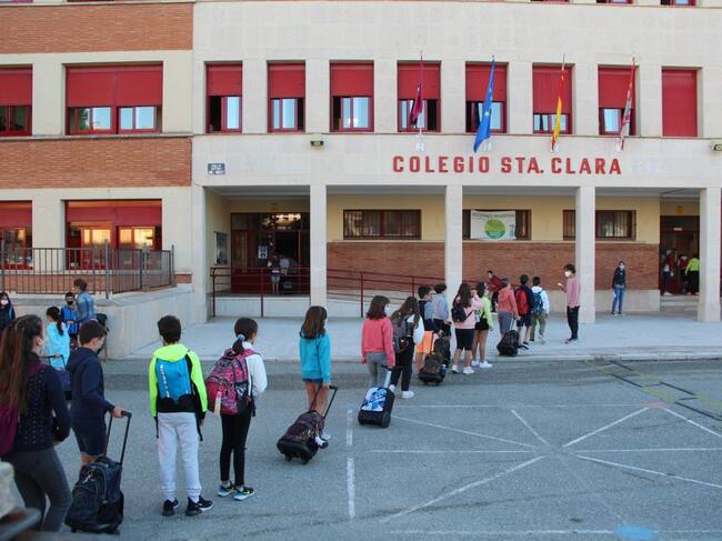 Los profesores toman la temperatura a los alumnos a la entrada del CEIP Santa Clara de Cuéllar
