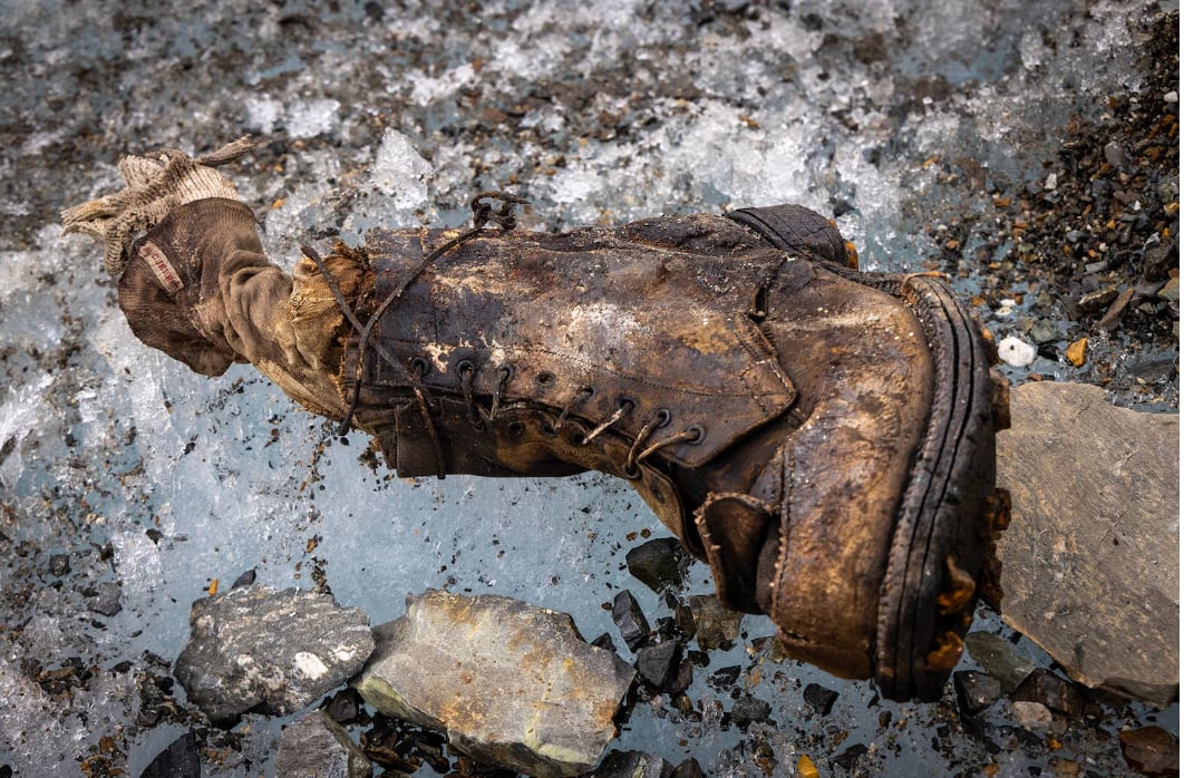 Chin dijo que sospecha que la bota había estado atrapada en el glaciar hasta justo antes de que el equipo la viera. &quot;Creo que literalmente se derritió una semana antes de que lo encontráramos&quot;, dijo.Fotografía de Jimmy Chin / Crédito: National Geographic