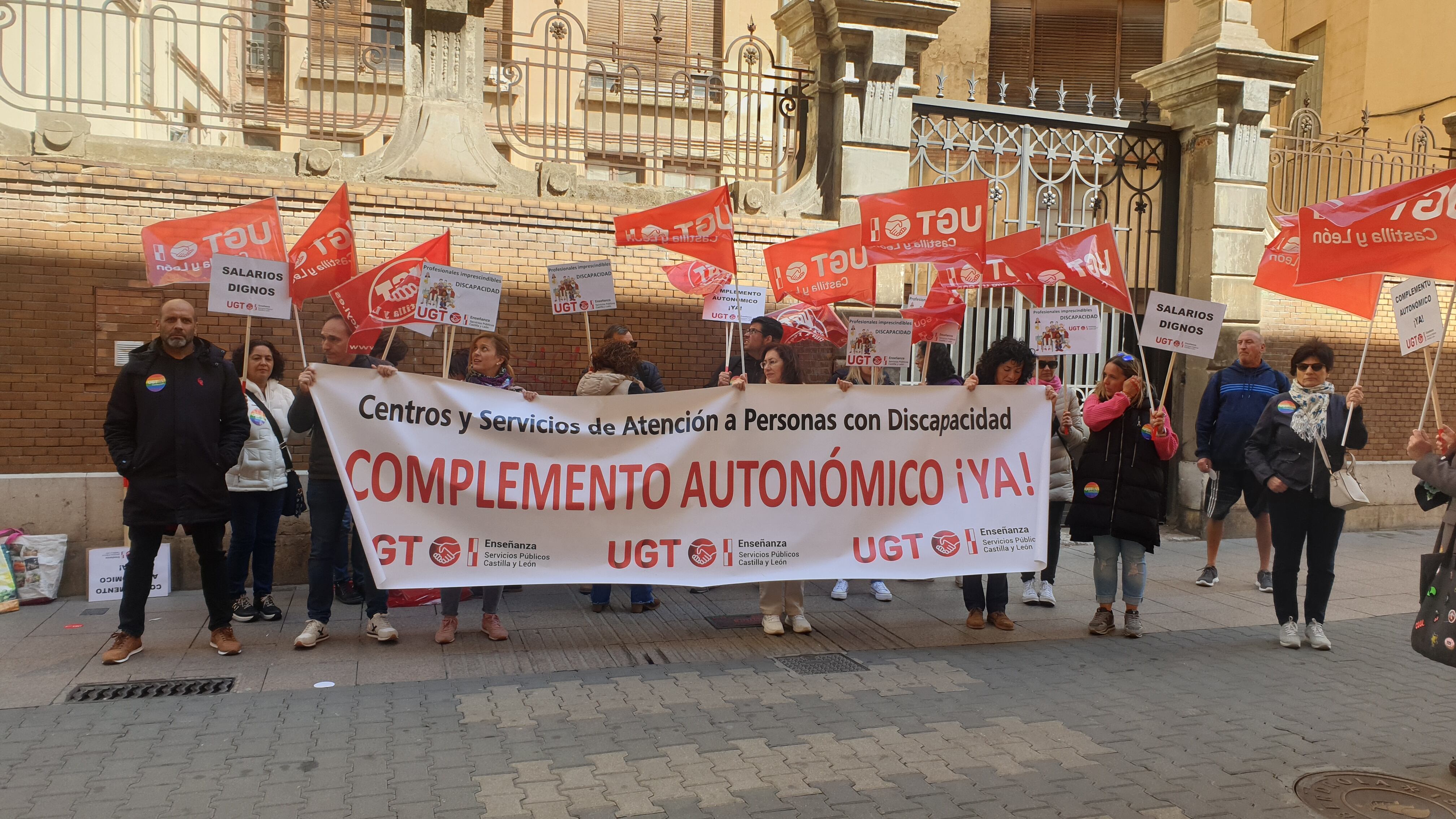 Los trabajadores de Atención a la Discapacidad reclaman a la Junta la equiparación de sus servicios en centros públicos