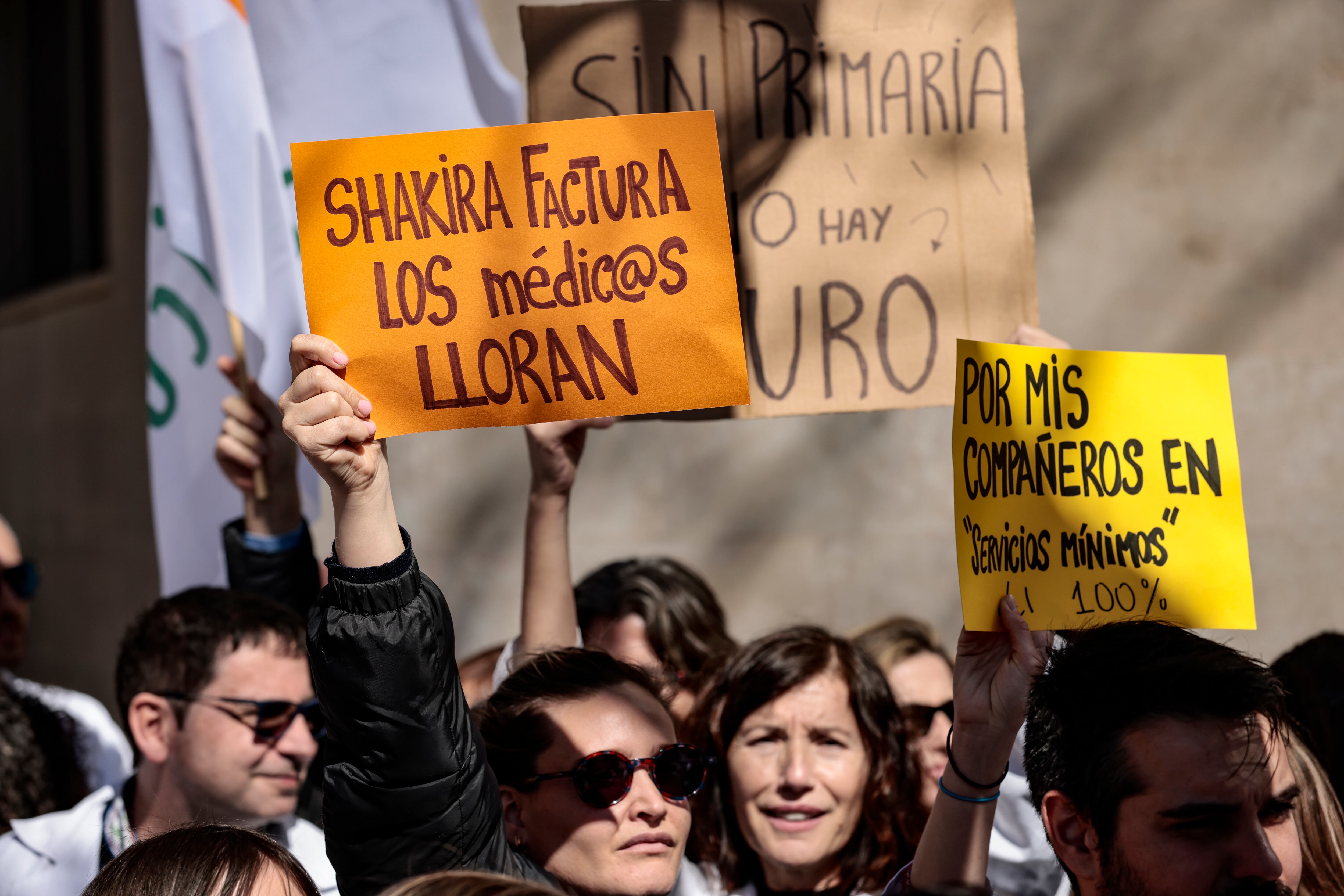 El Sindicato de Médicos de la Comunitat Valenciana (CESM CV) realiza el primero de los tres días de huelga que ha convocado para denunciar la &quot;degradación&quot; de la sanidad pública valenciana y el &quot;desprecio&quot; de la Conselleria de Sanidad hacia los facultativos, y reclamar mejoras laborales y retributivas. En la imagen concentración de los médicos participantes en la huelga, ante la consellería de Sanitat.