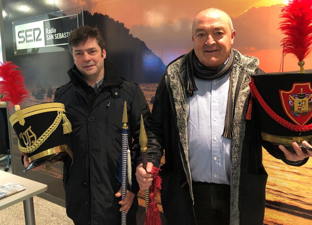 Aitor Oyarzabal, tambor mayor de la Unión Artesana, y José Ramón Mendizabal, tambor mayor de Gaztelubide, enlos estudios de Radio San Sebastián. 