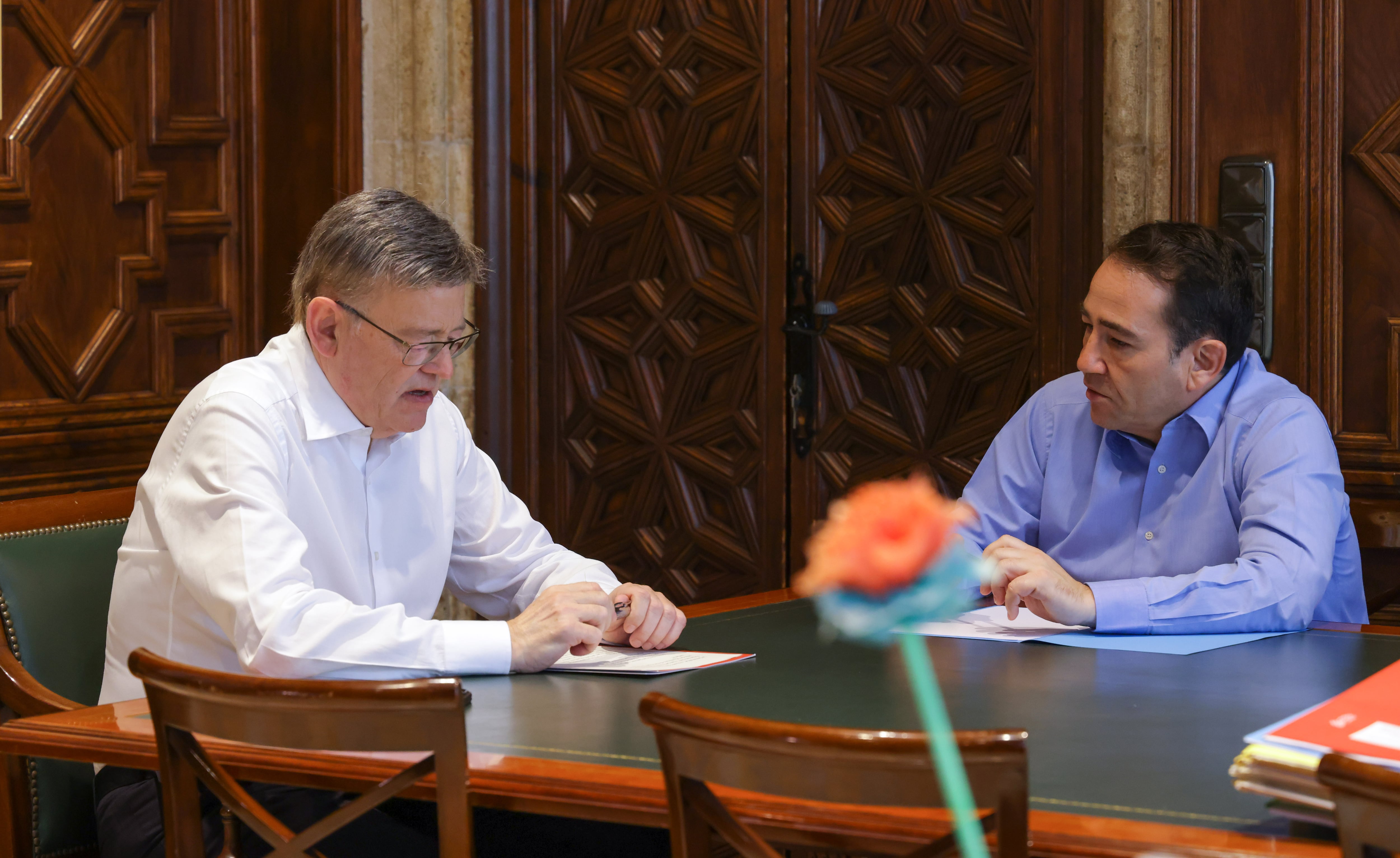 El president de la Generalitat, Ximo Puig, en la reunión que ha mantenido con el director del Instituto Valenciano de Finanzas (IVF), Manuel Illueca.