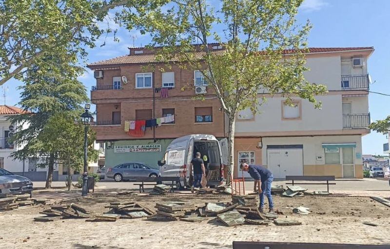 Operarios comienzan a instalar el nuevo parque infantil en Coria