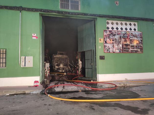 Nave calcinada por las llamas este domingo en Málaga