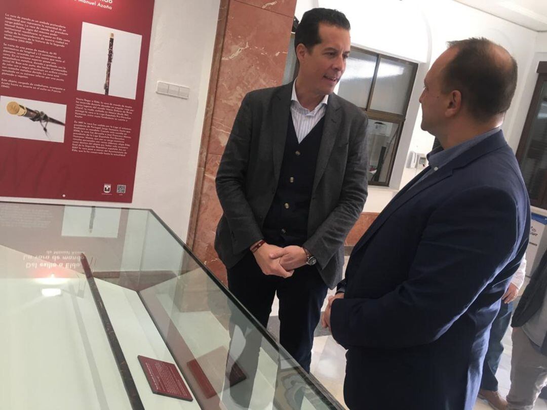 Alfaro le enseña a Martínez Dalmau la vara de mando de Azaña en Elda