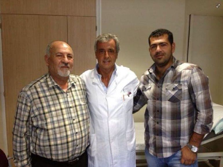 El receptor del órgano, a la izquierda, junto a su médico, y su hijo, que fue finalmente quien donó el órgano