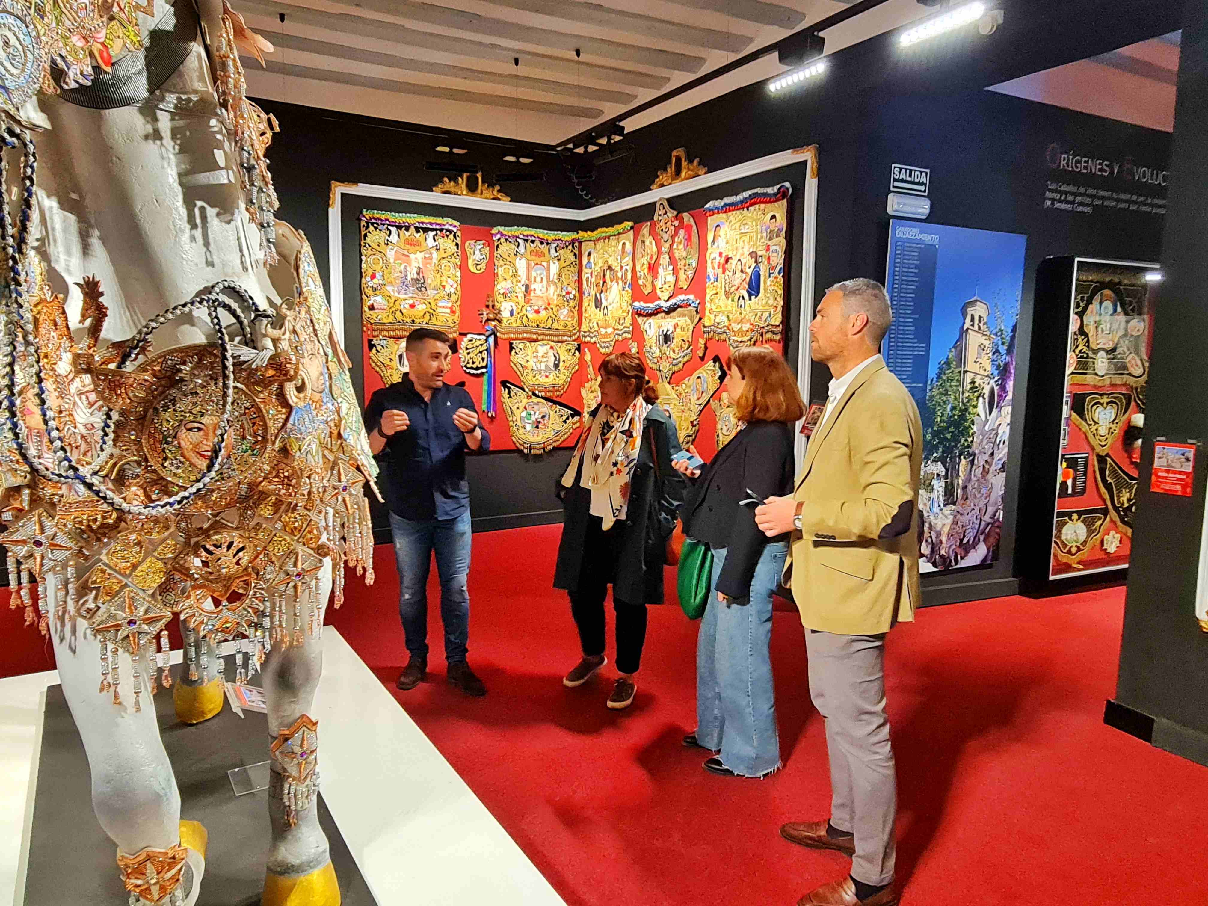 Momento de la visita de la directora del Museo del Traje a Caravaca de la Cruz