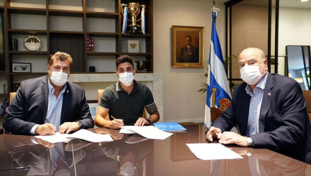 Martín Merkelanz firma su nuevo contrato con la Real hasta 2025