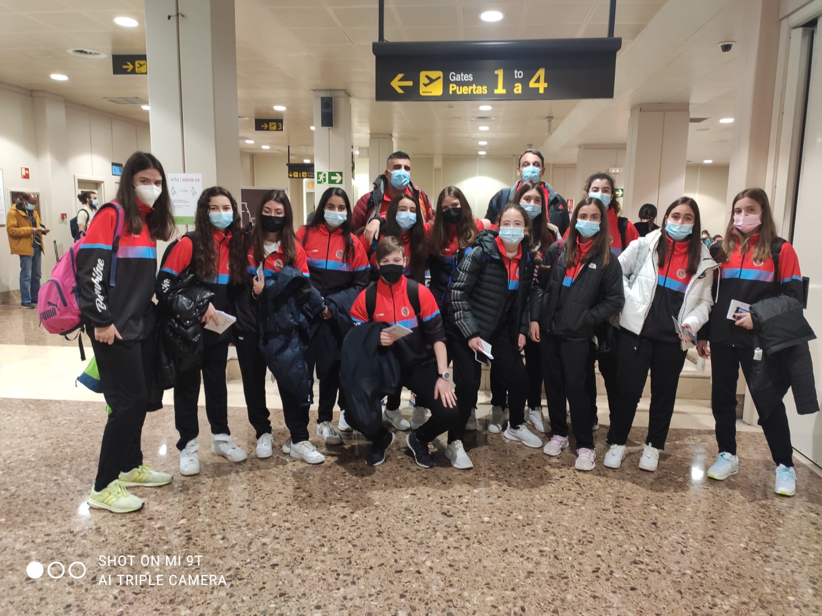 La expedición berciana partido desde el aeropuerto de Asturias con destino a Valencia