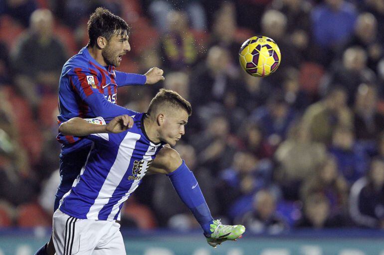 GRA175. VALENCIA, 20/12/2014. El jugador del Levante UD, Nikos, disputa un balón con el jugador de la Real Sociedad, Finnbogason, durante el partido de Liga correspondiente a la jornada 16 disputado esta tarde en el estadio Ciutat de València. EFE/Manuel 