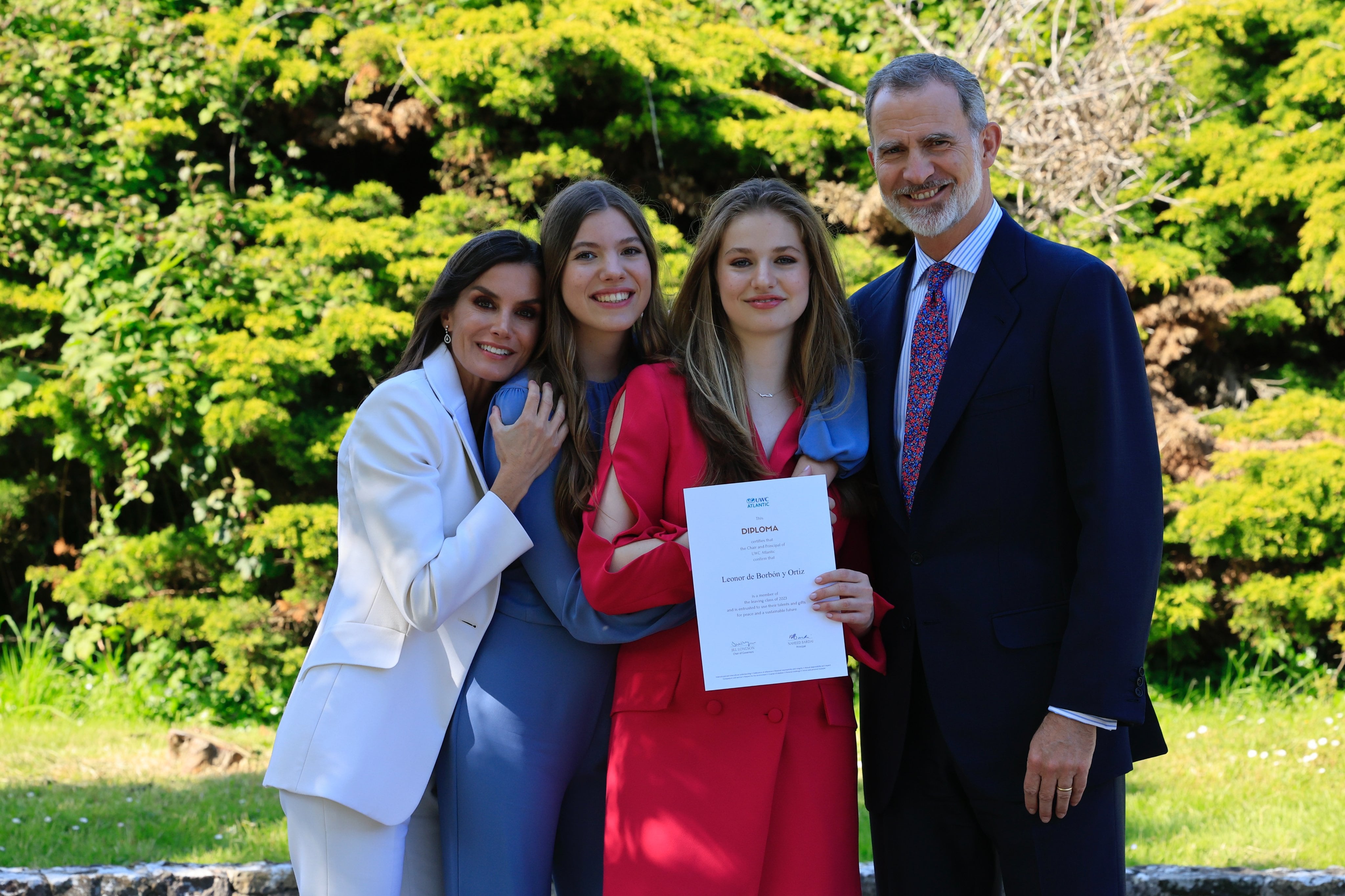 Leonor, con el vestido gijonés, junto a su familia.