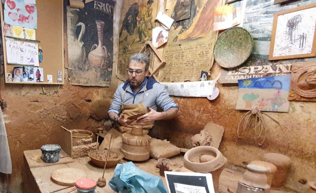 Melchor Ttito trabajando en su alfarería