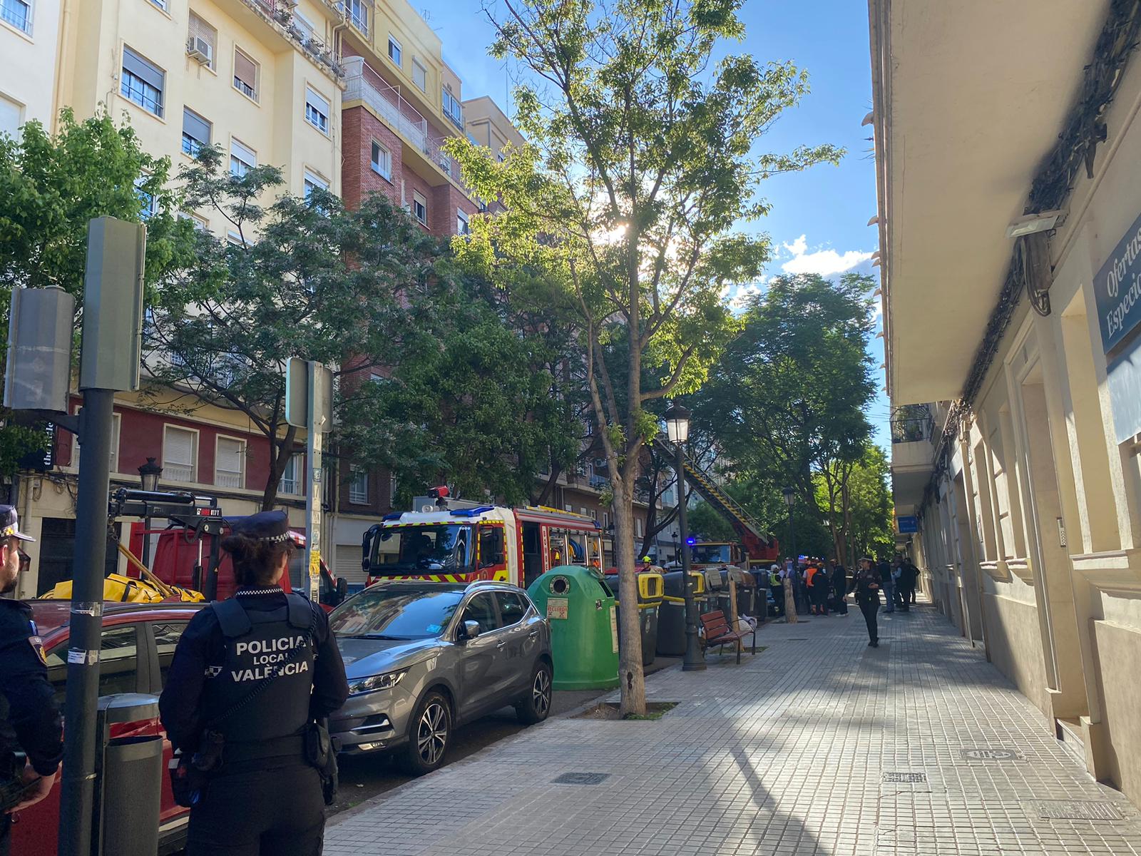 Incendio en una vivienda del cuarto piso de un edificio de València.