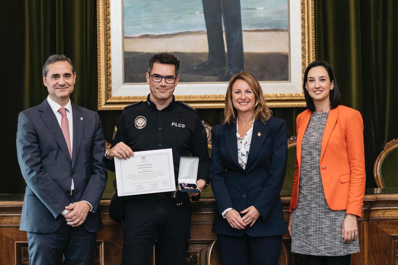 Agente Tutor. Cruz al Mérito Policial.