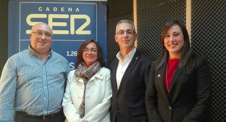 Cándido Romaguera junto a los candidatos a la secretaría general del PSOE algecireño, Isabel Beneroso, Juan Lozano y Rocío Arrabal.