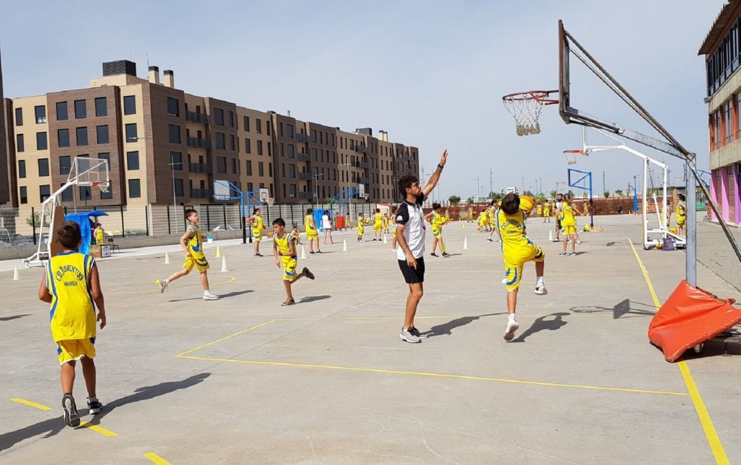 Imagen de una de las pasadas ediciónes del campus del Juventud Aranda en el patio del Colegio Dominicas.