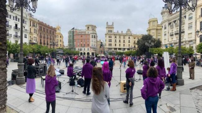 Concentración feminista en la Plaza de las Tendillas
