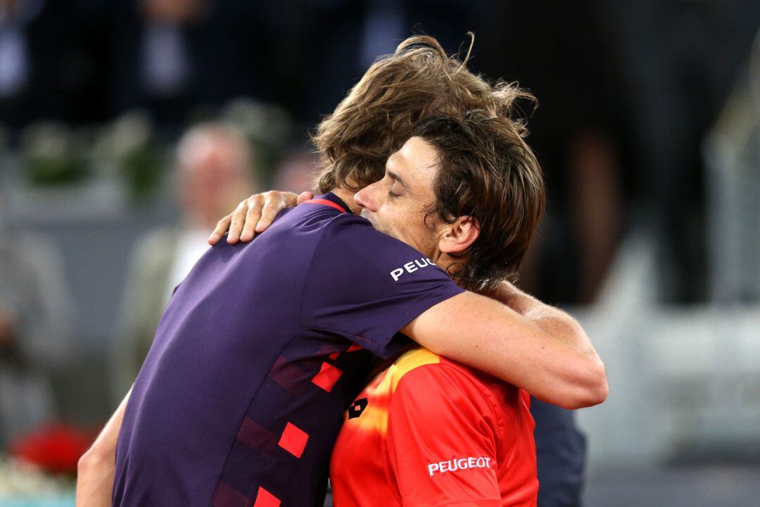 Zverev y Ferrer se abrazan tras el partido. 