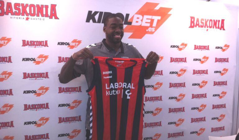 Anosike ha sido presentado por Laboral Kutxa. Llega por un año.