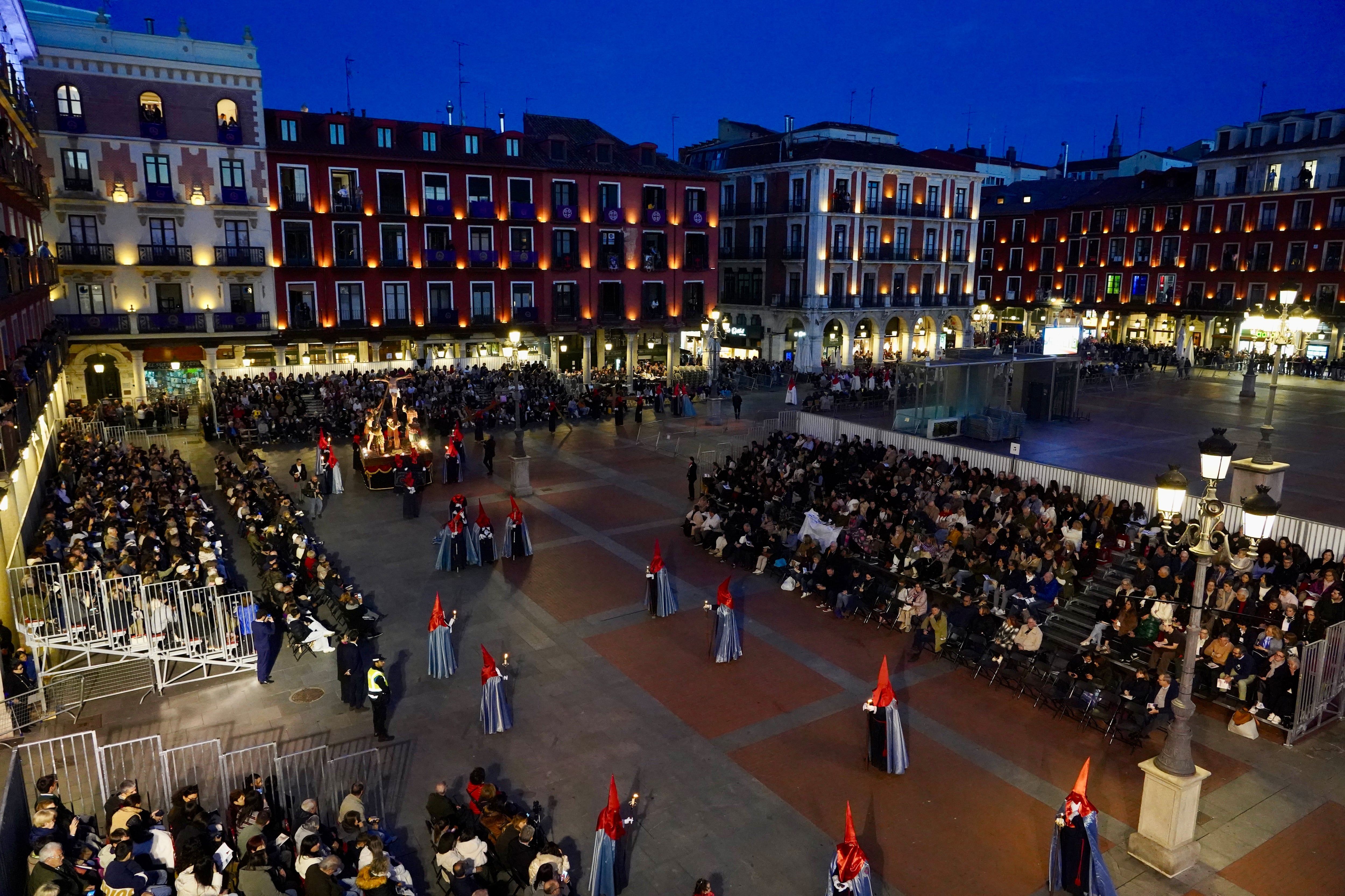 Procesión General de la Sagrada Pasión del Redentor de la Semana Santa de Valladolid, en la que participan 33 pasos y 20 cofradías