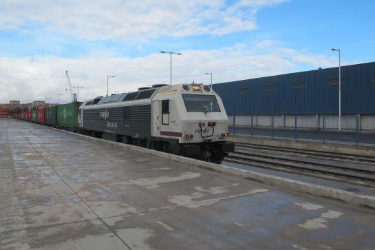 FOTOGALERÍA | Después de tres años, un convoy cargado de contenedores entra en el puerto de Alicante, proveniente de Madrid