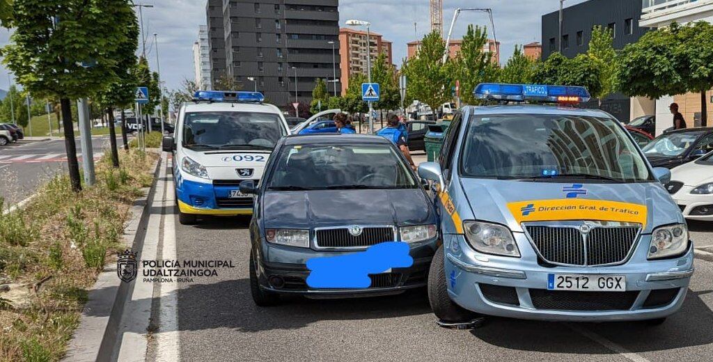 Interceptado en Pamplona tras saltarse semáforos, circular en sentido contrario y chocar contra la policía