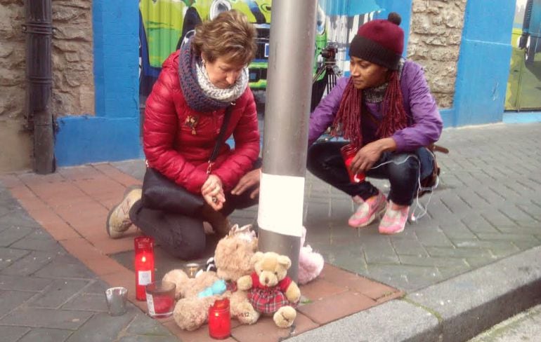 Mensajes, velas y peluches en el lugar donde cayó la niña de 17 meses